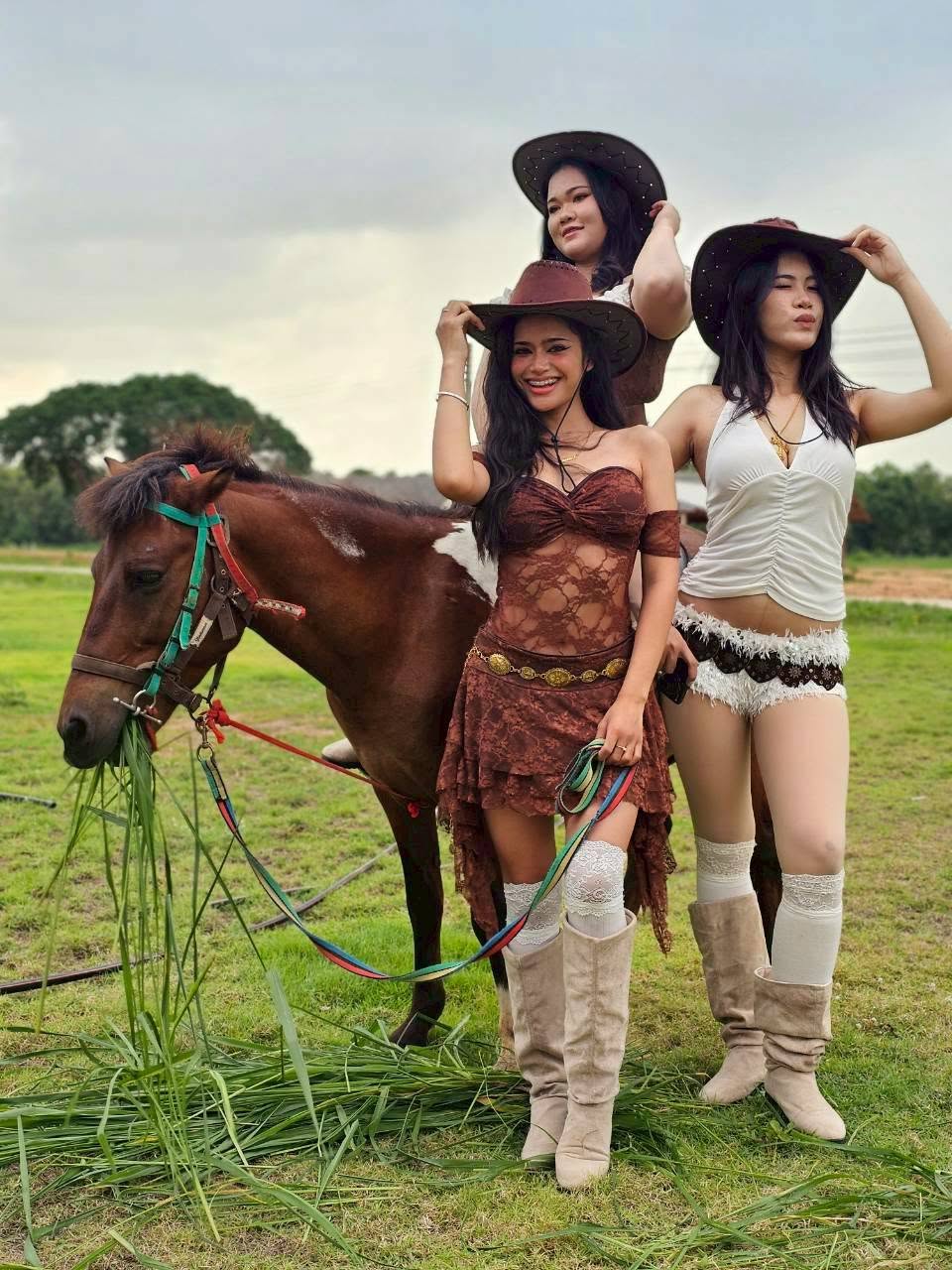 กิจกรรมสไตล์คาวบอยและถ่ายภาพกับม้า